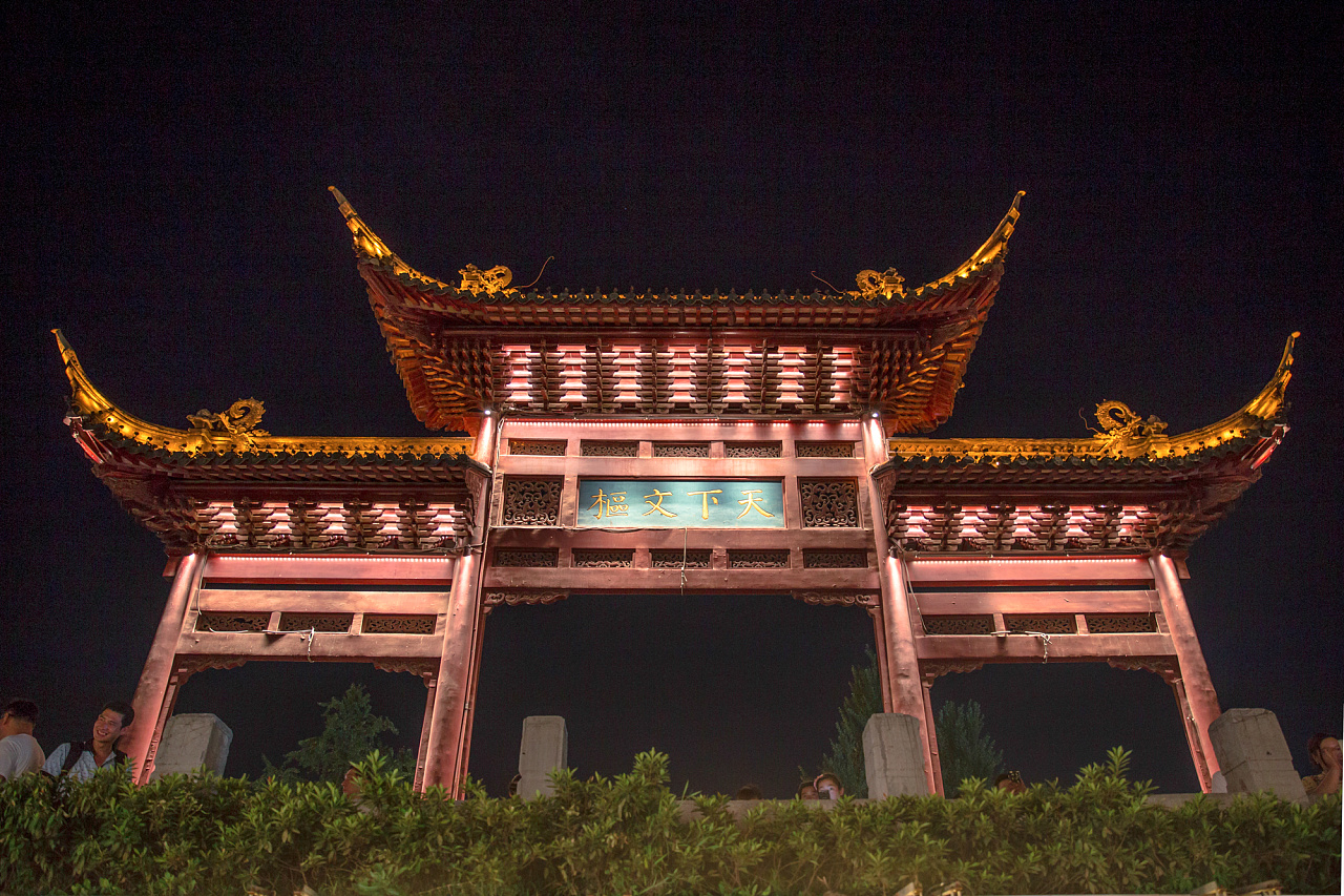 一晚上挤进45万人！南京的人气之王夫子庙到底有多美？