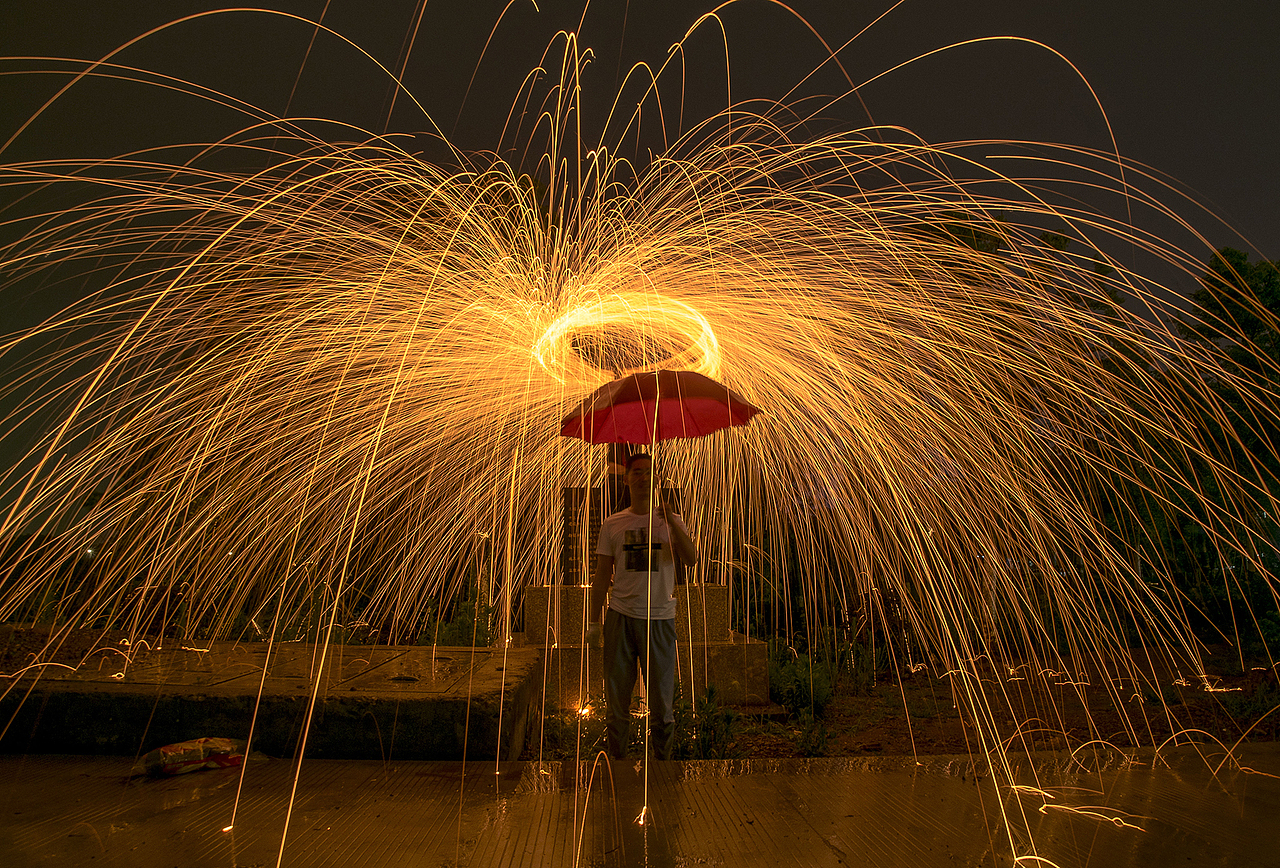 黑夜里的火树银花