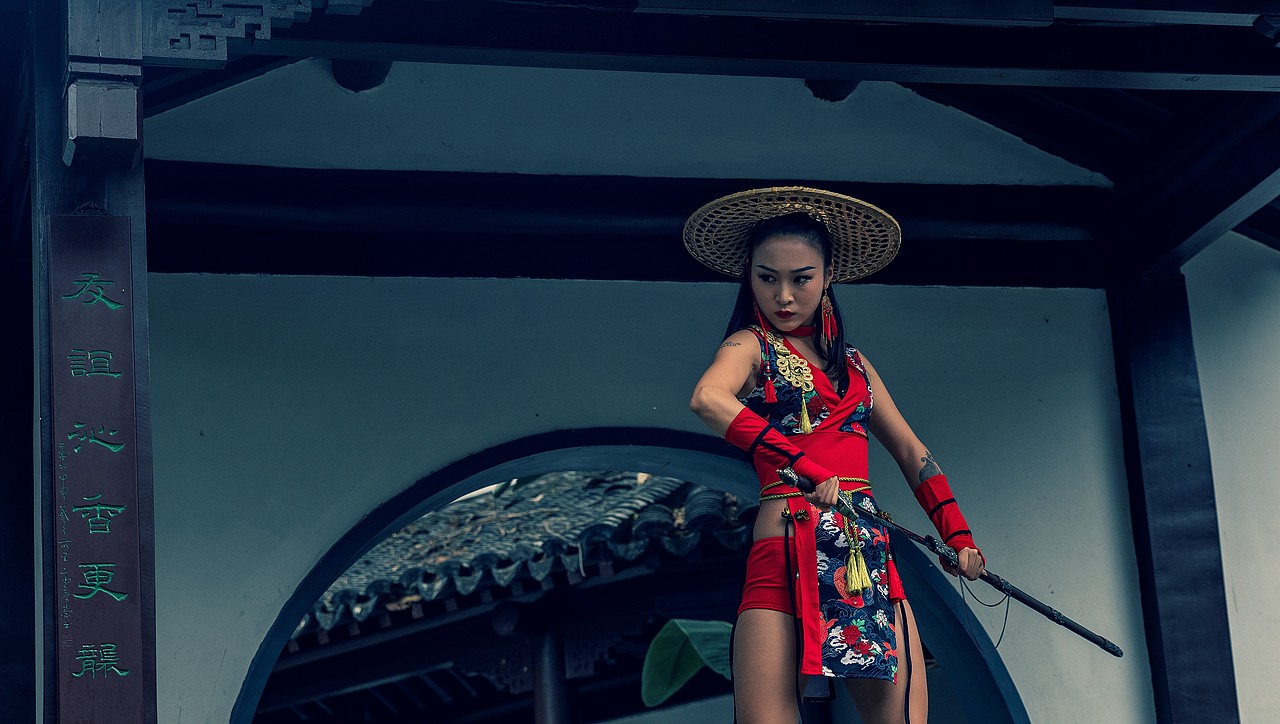 一匹黑马 丨 性感侠女