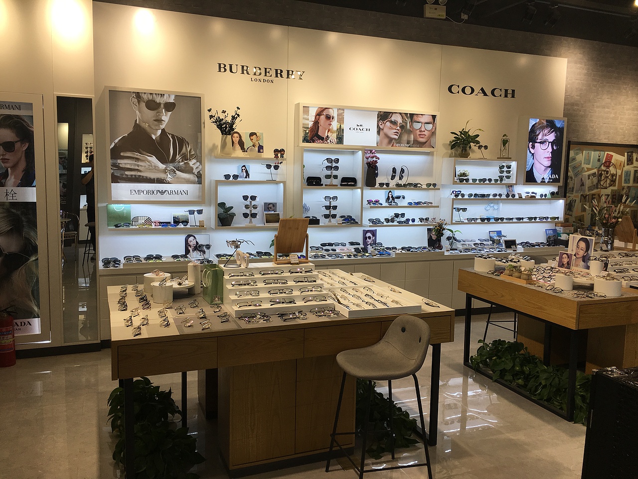 眼鏡店裝修/慕梓眼鏡店裝修設(shè)計(jì)/時(shí)尚商場(chǎng)店/眼鏡陳列（圖ZMjMzMTgzNzIw） - 展陳設(shè)計(jì) - 站酷設(shè)計(jì)師sxipeng原創(chuàng)素材 - 站酷ZCOOL