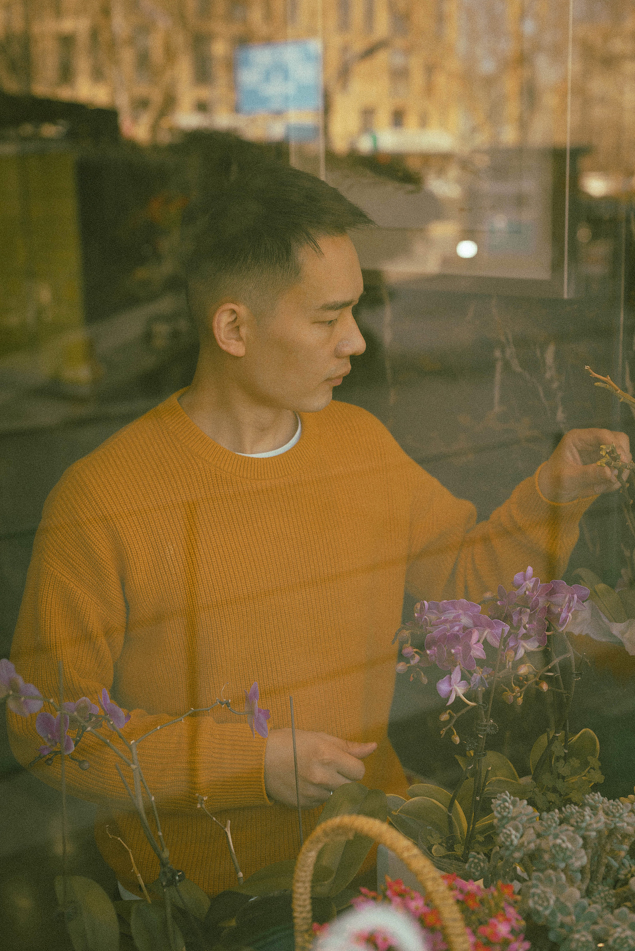 咖啡馆复古怀旧风男生人像摄影