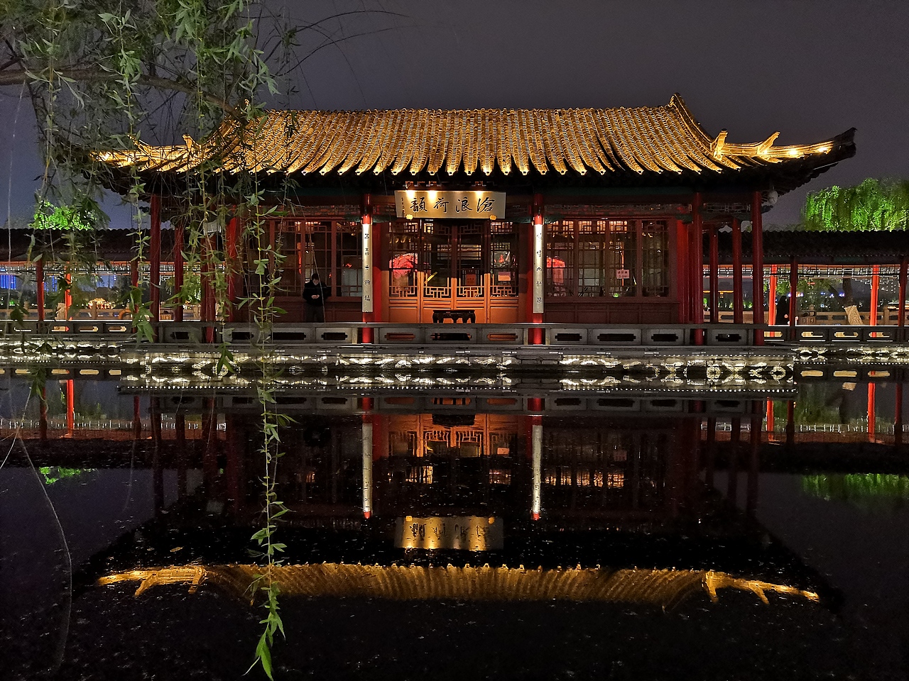 济南大明湖夜景摄影