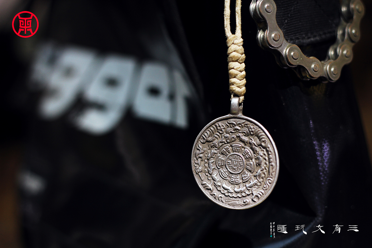 品牌:三商文玩汇
产品:九宫八卦牌<br>产地:西藏<br>材质:925纯银<br>工艺:Made in China<br>方式:89942964(微信+腾讯) <br><br>九宫八卦牌——藏族人的腰间都挂着这种九宫牌护身符。传说中,西藏密宗开山祖师─莲花生大师,为慈悲一切众生于世间因受时空、方位不吉祥所生障难,特聚集梵、藏、汉三地佛教文化,内含中国的 ”八卦” 及 ”十二生肖” 结合设计出 ”九宫八卦”护牌。为渡众生破除无明, 各种凶煞障难之镇宅安居僻邪妙宝。藏人将此咒牌悬挂门上或屋内,也可佩带在身上,心无挂碍,当成护身符或避邪物。<br>此咒牌挂於腰间,可防范因人,事,物,风水地理所产生的任何凶煞,阻挡一切奇灾异祸,趋吉避凶,转祸为福。不论求财,婚姻,子嗣,名位权势,智慧,延寿等,皆能增善缘,而生生不息。解恶缘而无灾祸。回避一切太岁,岁破,劫杀等。<br>