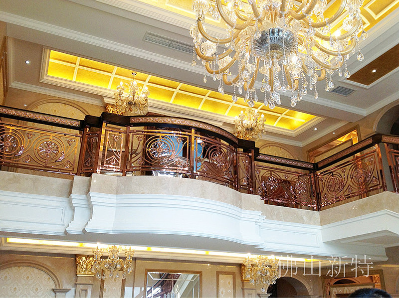 别墅镀金铜楼梯扶手在灯光下格外耀眼