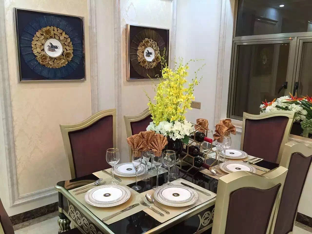 简欧式的餐具配上实物画花艺摆件集恒软装配饰