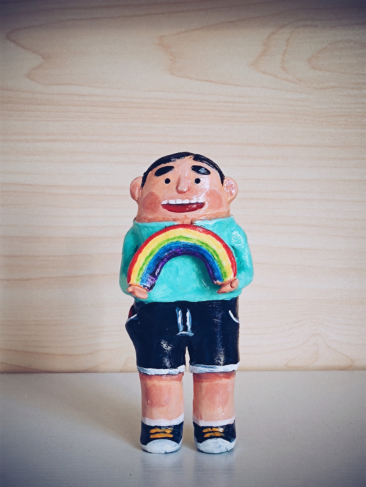 粘土手工手捧彩虹的小男孩
