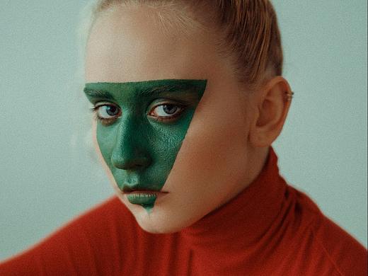 生活永远不会因为你难过而停止给你悲伤