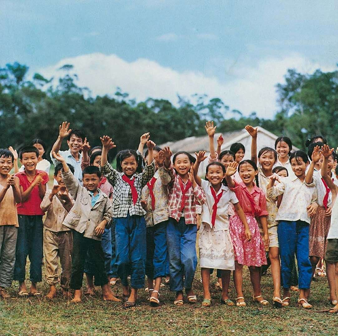 就是这样的一张张充满人情的照片记录了那个纯真年代里的小朋友的真实