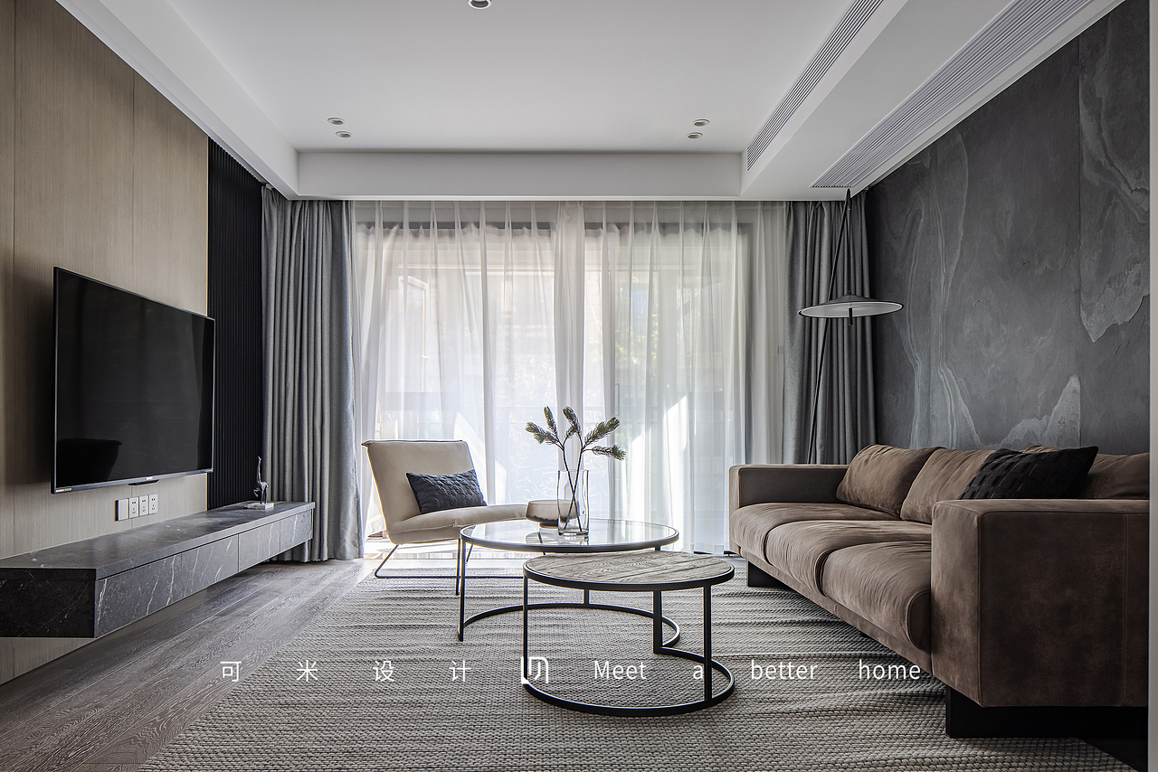 客厅的照明采用了无主灯设计,利用均匀分布的筒灯、吊顶周围暗藏的灯带、有格调的落地灯来替代灯具,这样不仅实用,而且让整个空间看起来更加开阔,极具层次感。阳光透过纱帘洒进屋内,就这样柔软的流淌在客厅中,让我们感受到温馨舒适的轻松氛围。