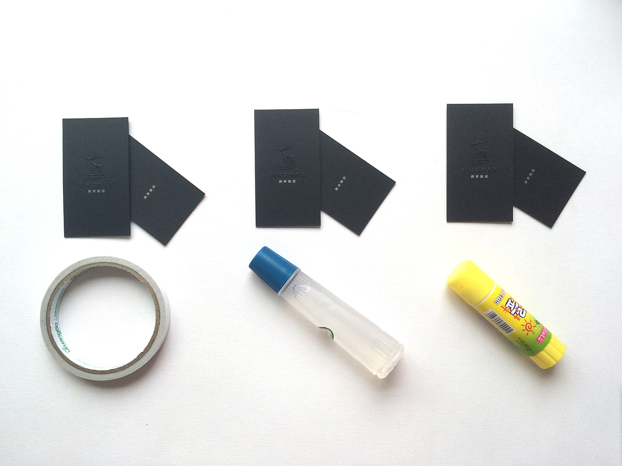 两张拼一张，为了接缝吻合 选了三种胶  双面胶最好、胶棒不牢固、胶水会使纸张变形