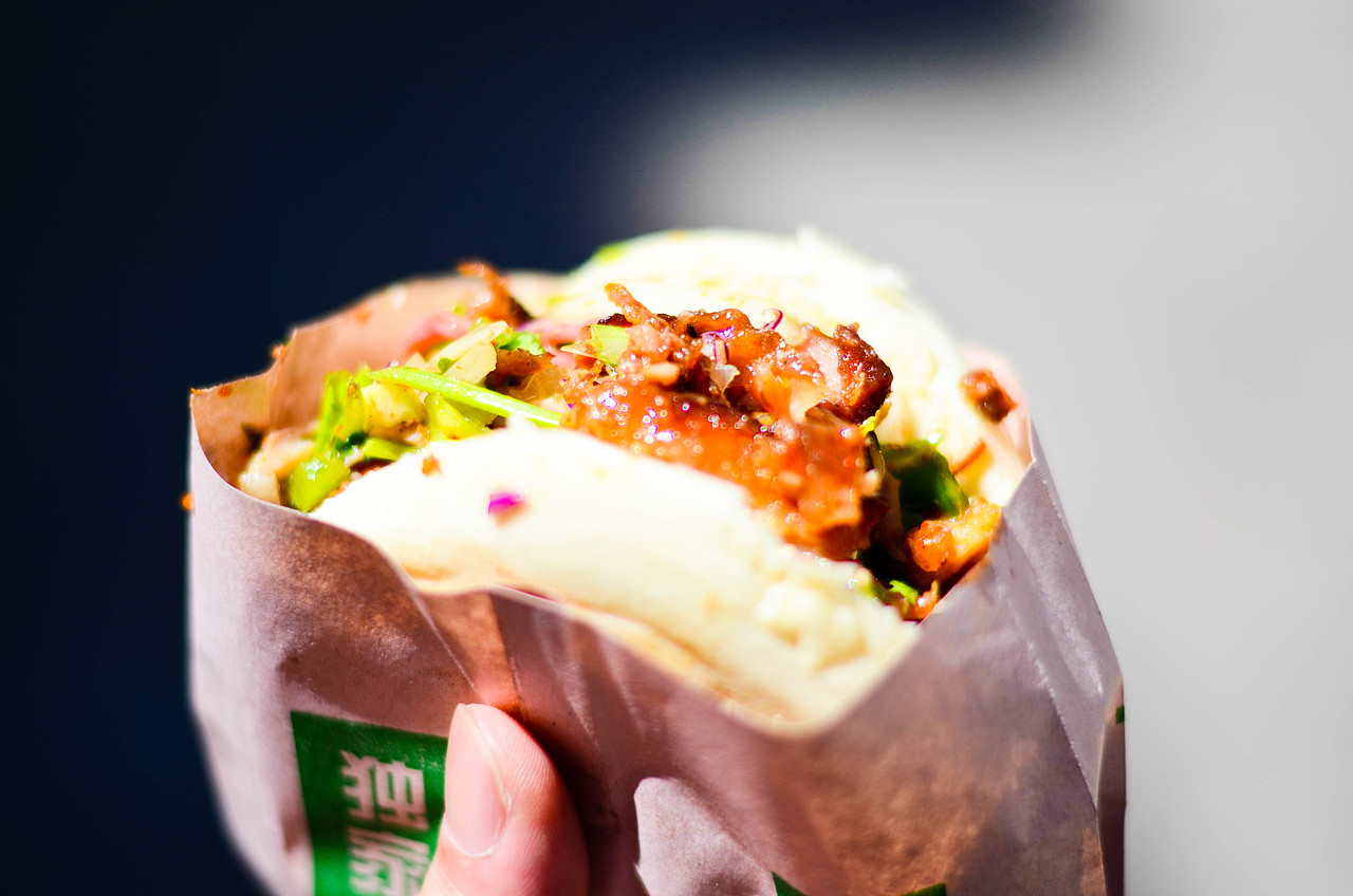 下午去逛哈尔滨中央大街,买个肉夹馍解解馋。