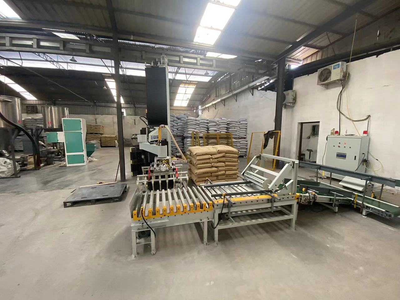 立柱码垛机， 立柱机器人，山东立柱码垛机生产销售商.（图ZMjg0ODg4ODUy） - 工业用品/机械 - 站酷设计师本森智能装备原创素材 - 站酷ZCOOL