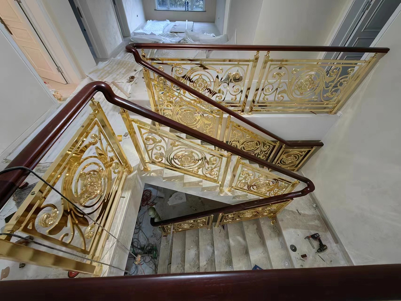 青岛别墅楼梯铝镀金栏杆安装实例