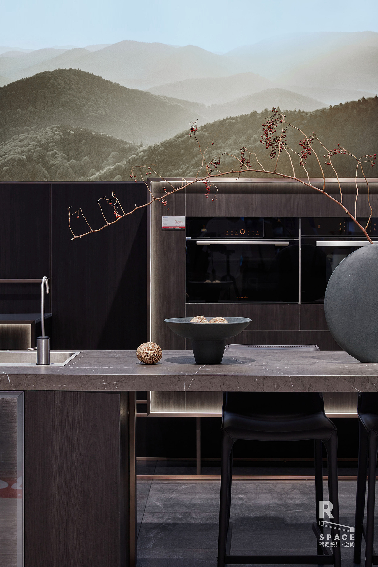 空间内部,黑、白、灰作为内部空间色彩定调,沉静而高雅。自然山水画面悠远寂然,与浸润东方情致的花艺摆件前后交映,点染雅趣。