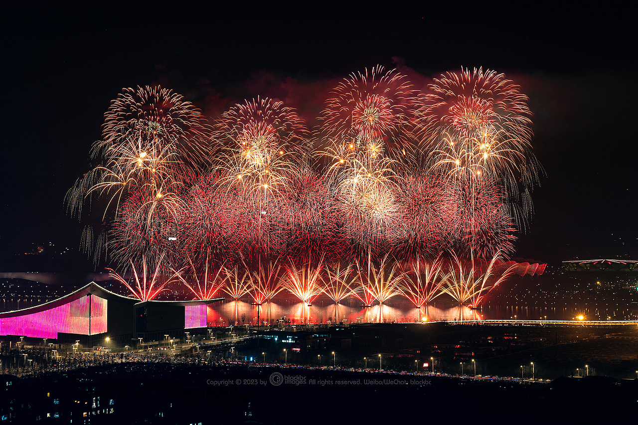 燃起盛大的焰火祝愿兔年肆意绽放