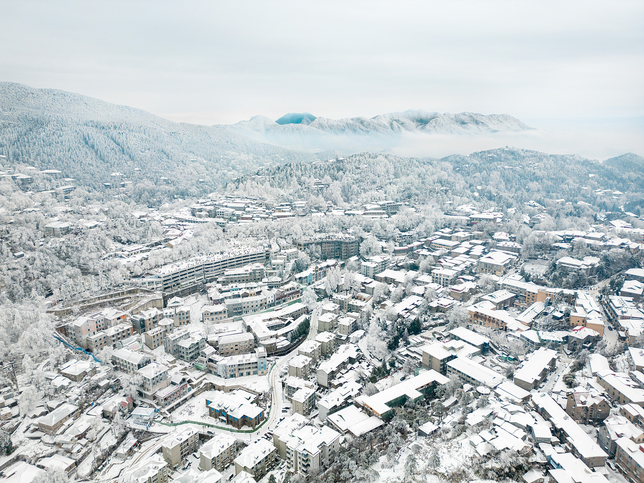 2023庐山航拍,雪山上的小镇庐山牯岭。