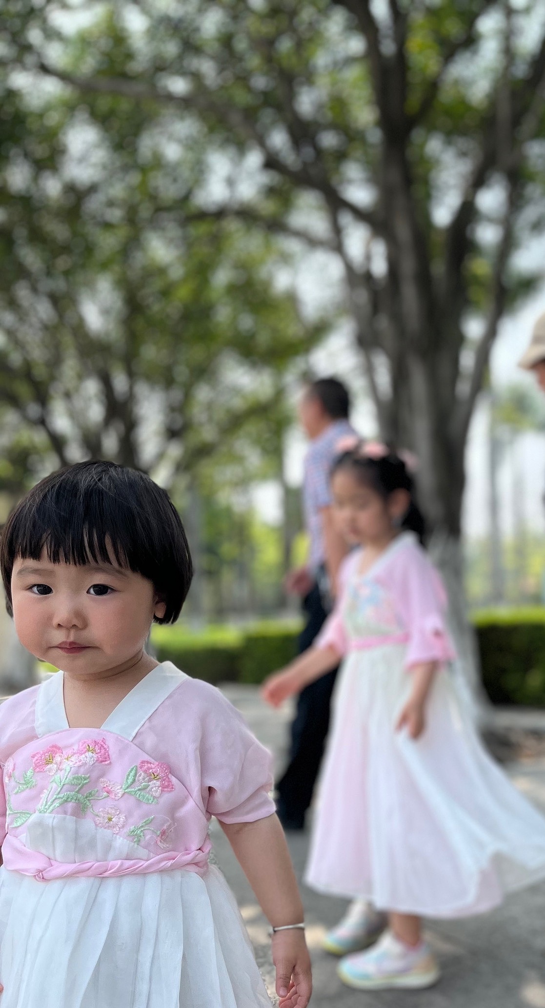 《姐妹照》小孩的快乐好简单，小时候那么傻想快点长大