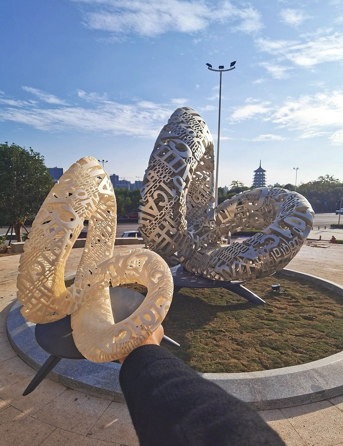 中国东盟信息港雕塑《无限 Infinity》（图ZMjk5ODA0ODcy） - 雕塑 - 站酷设计师倪尚原创素材 - 站酷ZCOOL