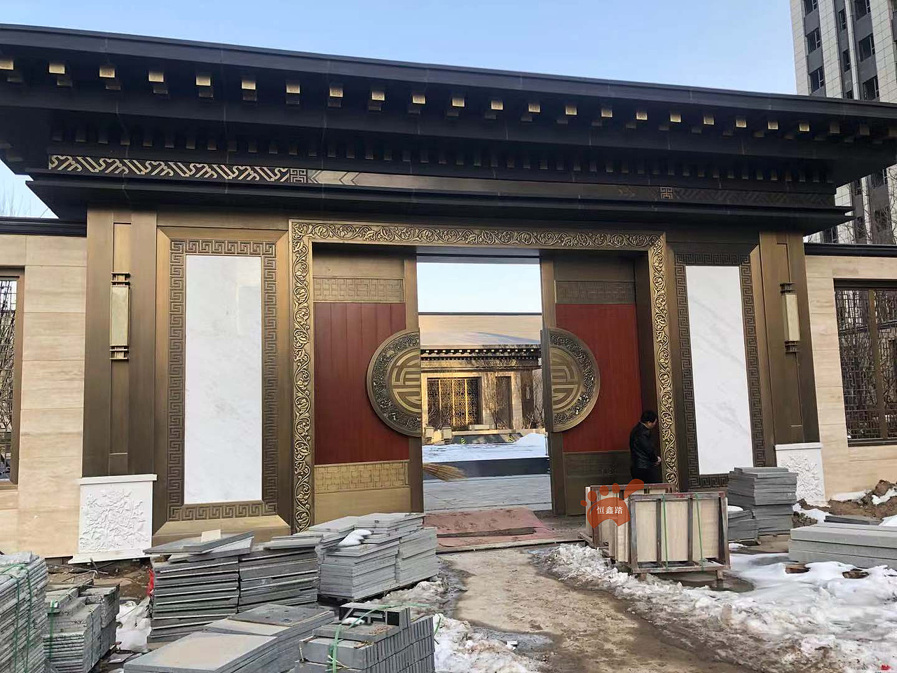 售楼部大门整装 仿古建筑不锈钢门头安装效果