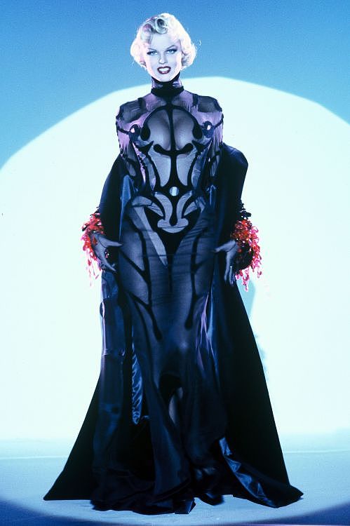 Thierry Mugler, Autumn/Winter 1992 Haute Couture
模特:Eva Herzigová