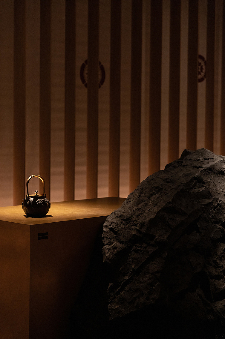 石、木、铜、铁,空间里克制的材质表达,是用有限的物质,引导无限的精神展开想象。