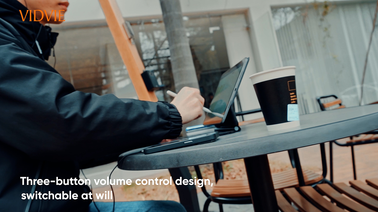 模特把耳机与办公的使用场景进行结合