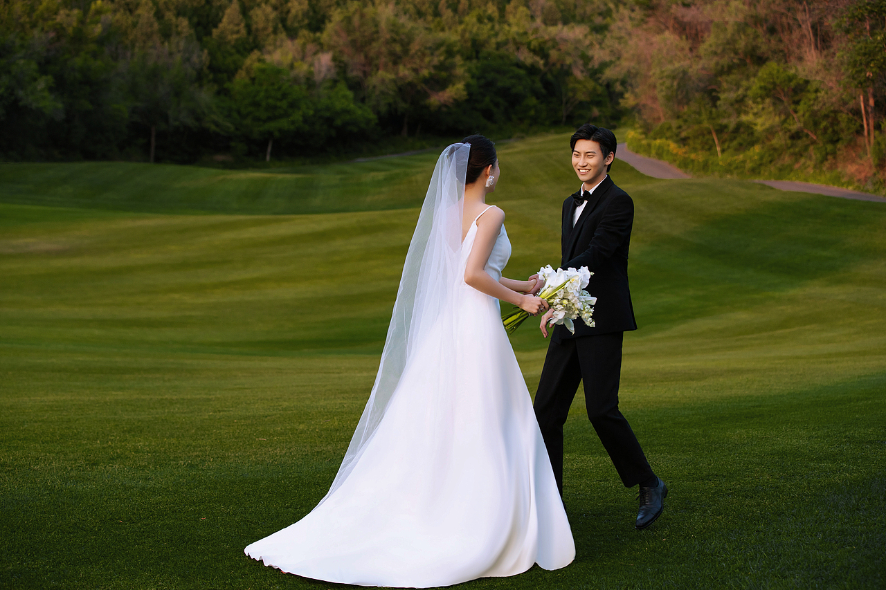一眼钟情的草坪婚纱照,夕阳的氛围感太赞了