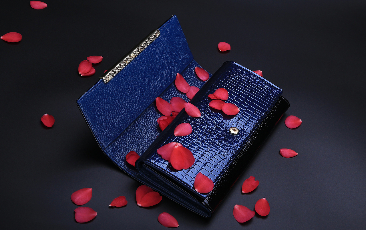 钱包拍摄 钱包 花瓣