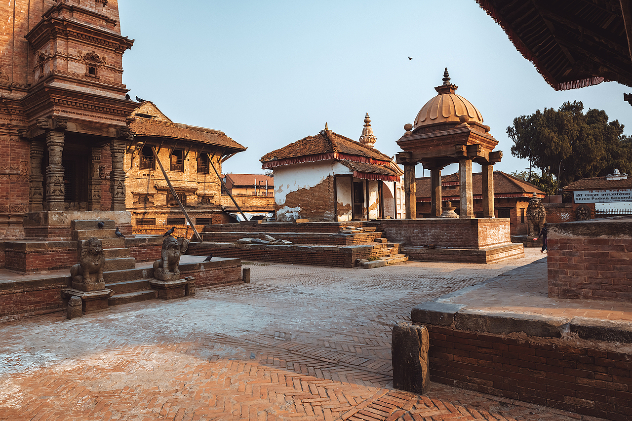 我知道,那些曾在这里生活多年的人悄悄走来,又悄悄地走了,廊前柔和的话语和清脆的笑声早已消散在风里。