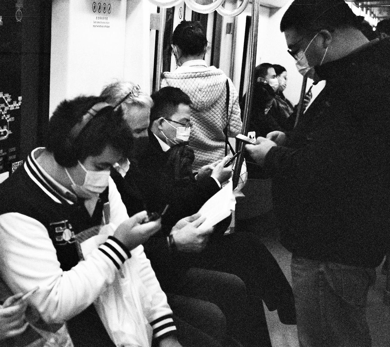 地铁打工人（图ZMjM0MTUxODg4） - 人文/纪实摄影 - 站酷设计师林田lisa原创素材 - 站酷ZCOOL