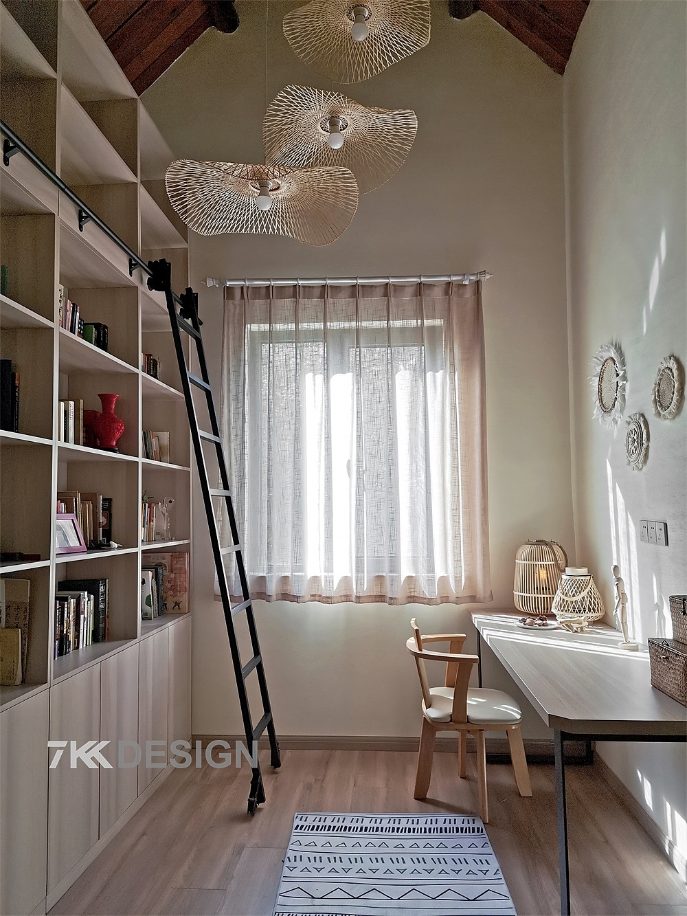 书房是原来二楼的楼梯空间，后根据业主要求做成了休闲，工作、书房、阅读、辅导孩子作业的多功能区。 
靠墙做了一面顶天立地的定制书柜，开放式+封闭式柜体结合设计；开放式的柜体，以展示为主，放置大人、小朋友、平常经常看的，需要用到的书籍，方便随时的拿取。封闭式柜体则以储物为主，可以收起家里的不美观。