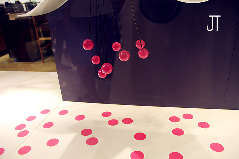 最喜欢的就是这个花蕊的小点缀,垂钓在半空的艳丽花蕊,让整个橱窗有了一个得当的集中点
而且其让倒影投射在橱窗地面上,这样的一个小创意,让人不禁一笑<br>小创意,大惊喜<br><br>