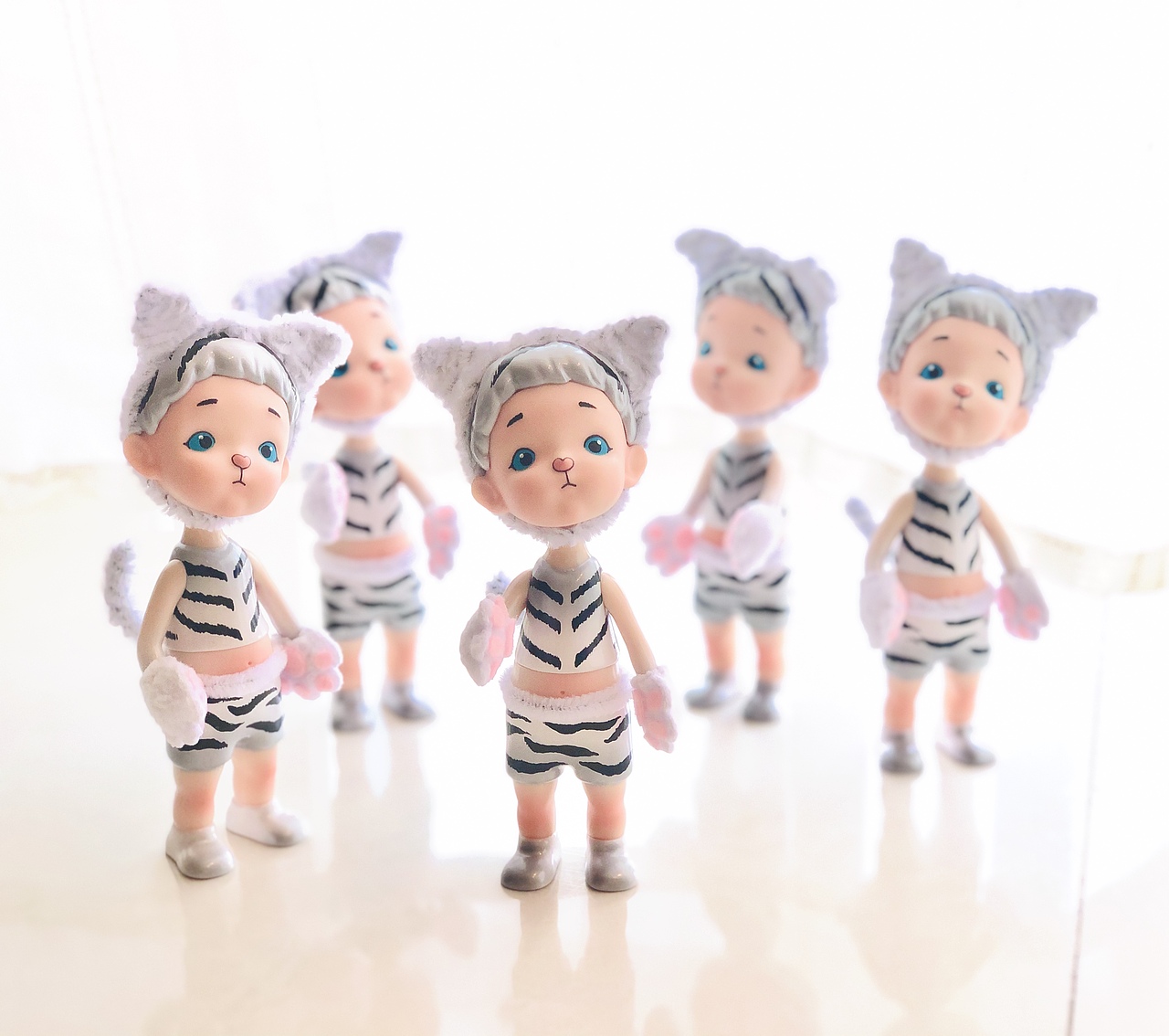 这次是物游和toyscoffee的首次独家合作,
在zeno的基础上 <br>结合toyscoffee的logo老虎形象<br>进行了再创作<br>还加入了设计师手工制作的毛绒质感小配件<br>进阶版小白虎更配有手作爪爪手套~