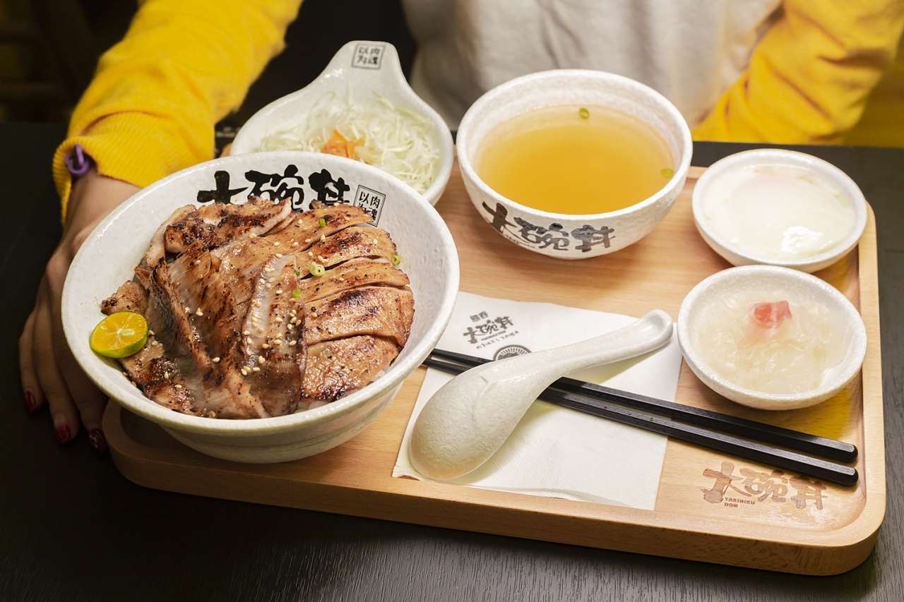大碗丼日式烧肉饭|美食摄影|人间其骥