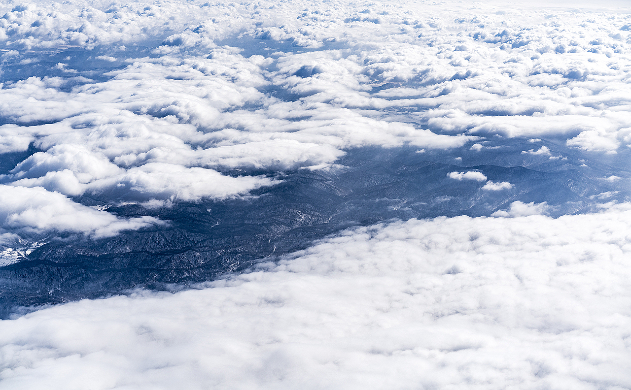 从北京飞往长白山的航班上拍的