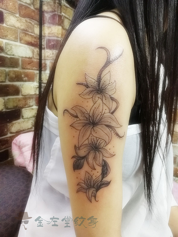 半臂百合花纹身小清新纹身