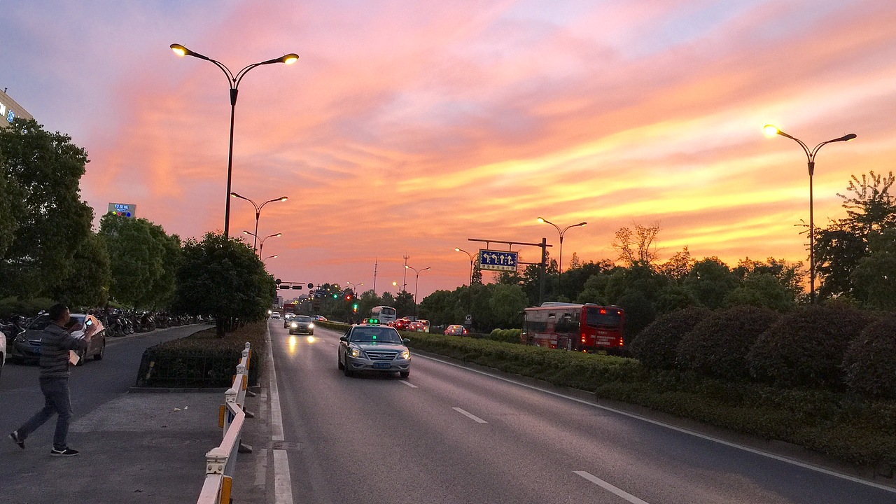 第三天 晚上去看电影 刚下车一抬头 卧槽 简直了 这时不拍更待何时 我决定了过段时间 上全幅 单反随身 不能再错过这么美的时刻了