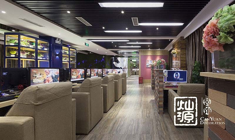 由曲线和非对称线条构成,线条有的柔美雅致,有的遒劲而富于节奏感。整个立体形式都与有条不紊的、有节奏的曲线融为一体。