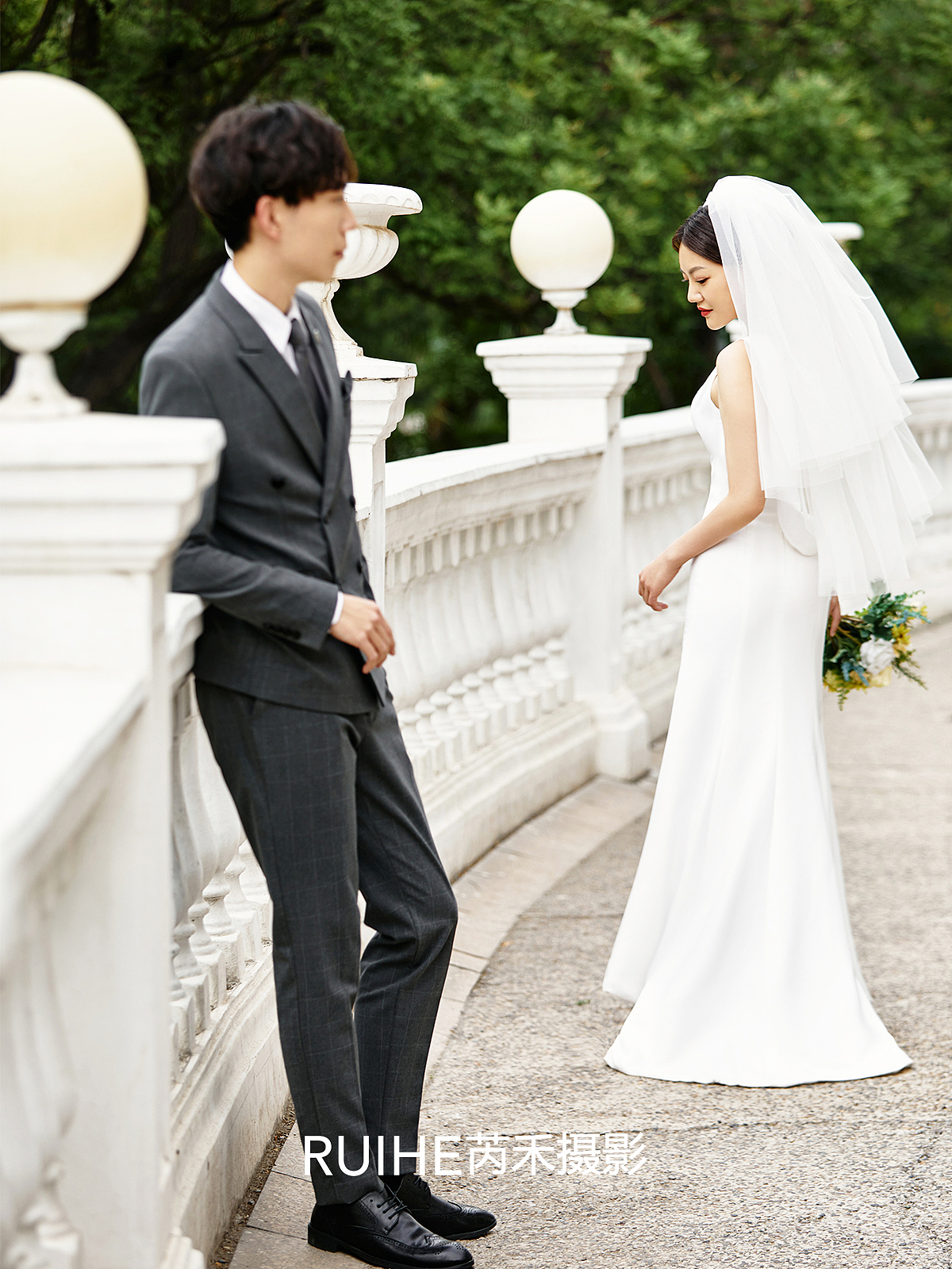 画面中所呈现的状态很真实自然,这婚纱照才有趣