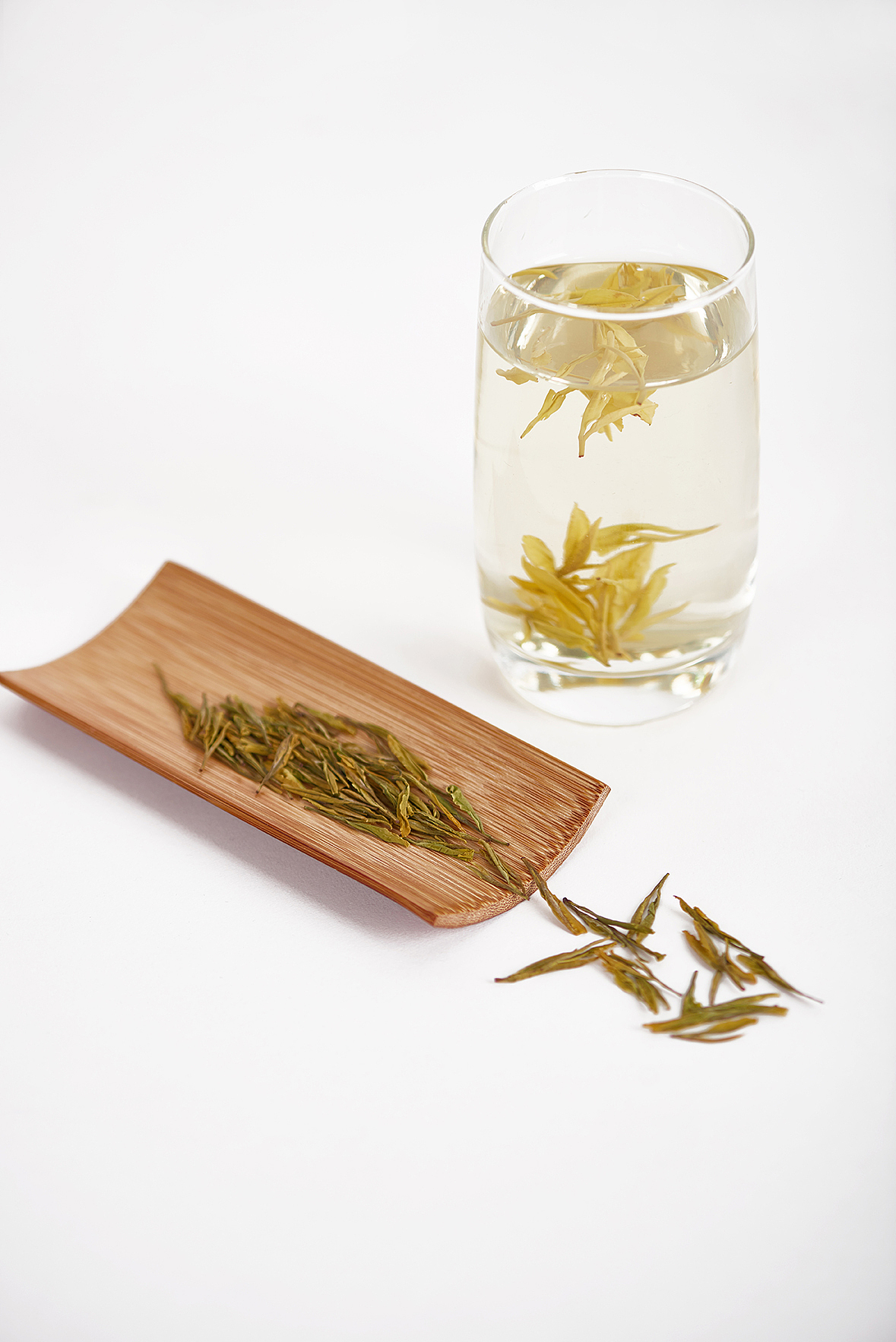 茶叶呈金黄色,茶汤也是淡淡的金黄色。