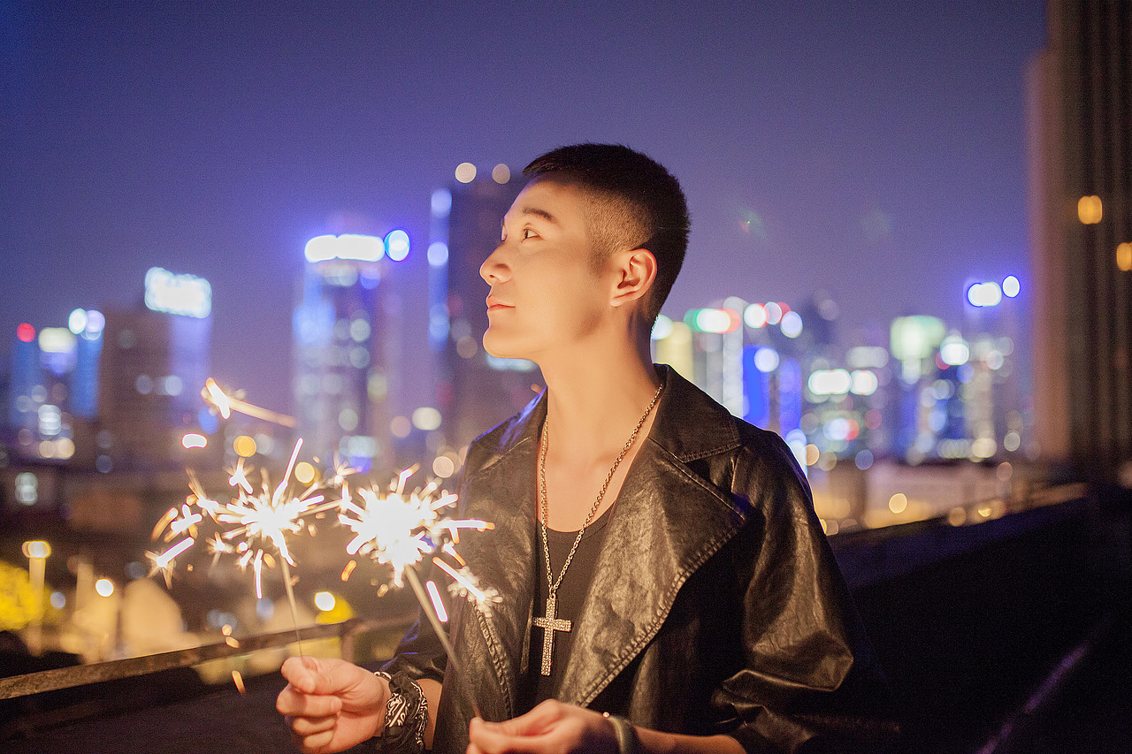 微光（图ZMTAwNjEwNTc2） - 人像摄影 - 站酷设计师花犯辛未原创素材 - 站酷ZCOOL