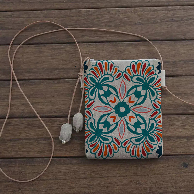 课题实践的作业练习 贵州蜡染的再创作,在文创产品中的应用.