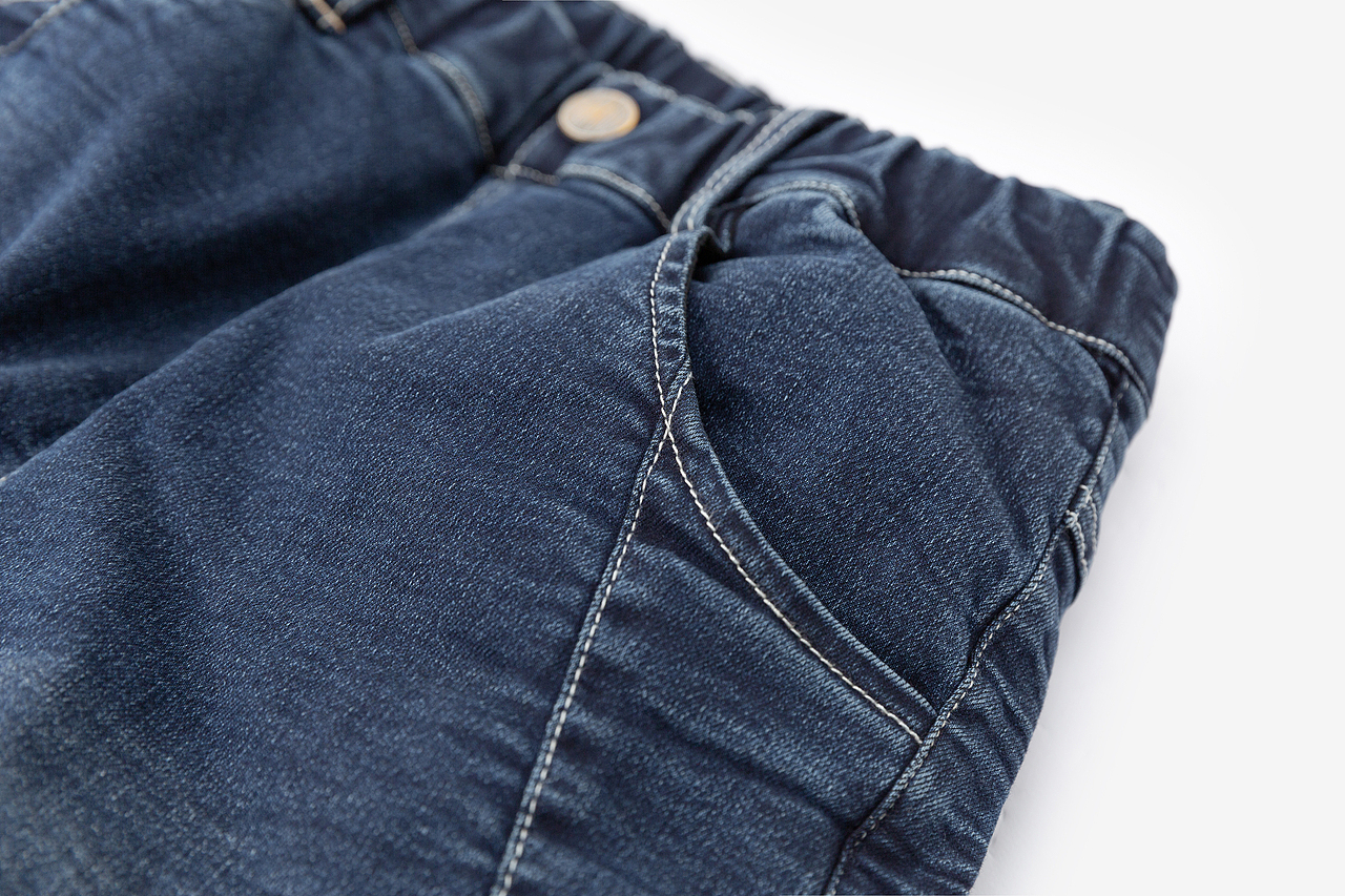 扭痕厚绒牛仔裤童装服装产品拍摄白底图平铺静物图（图ZMTg4MDU2MjQ0） - 产品摄影 - 站酷设计师杭州摄影师祥子原创素材 - 站酷ZCOOL