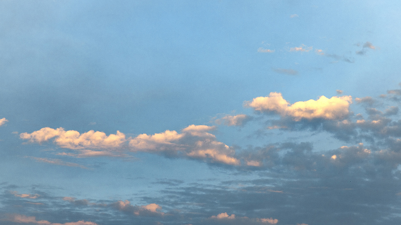 看海看久了想见人,见人见多了想看海。