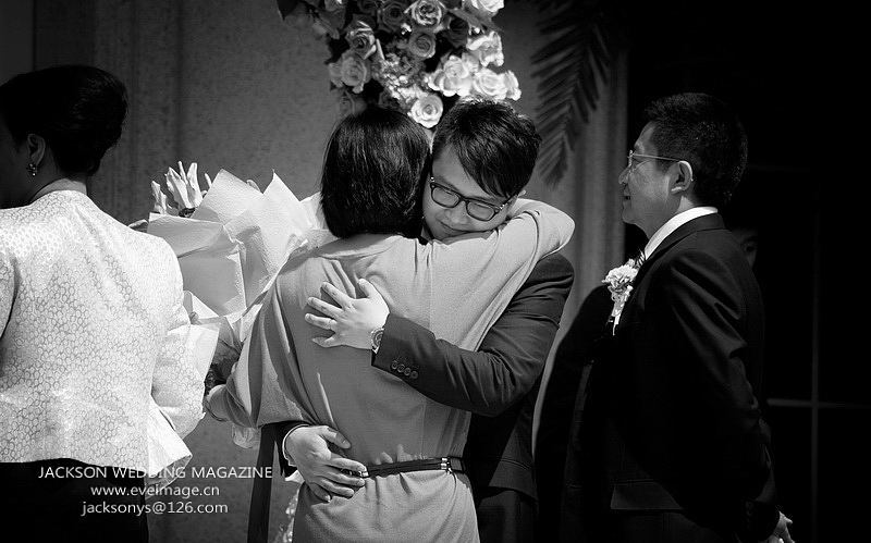 给母亲一个拥抱!