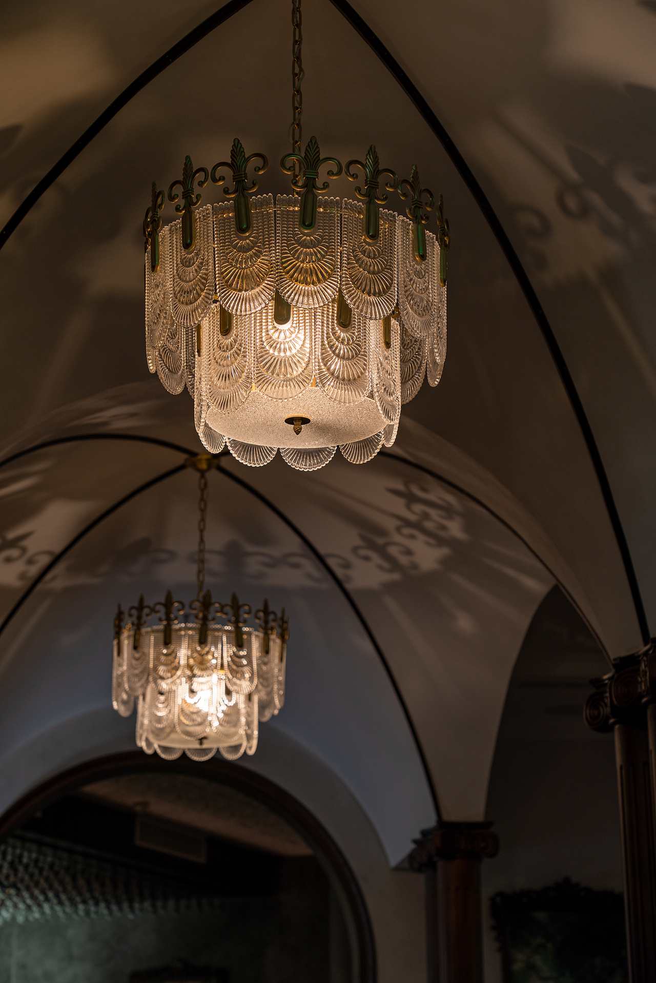 廊道纵深式的内部空间，动线由入口贯穿至底。“过渡”的概念将“节奏”植入空间；拱门与拱券式样架构，轻盈精巧，层次有序。我们一直在追求多样性的商业空间，所以在选材艺术涂料 石膏线条 浮雕 油画 均定制完成。让艺术感及体验感 在空间体现的淋漓尽致。