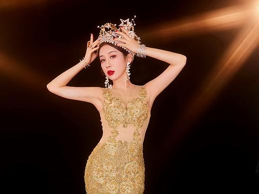 佟玲鱼尾裙写真 气质迷人金色诱惑