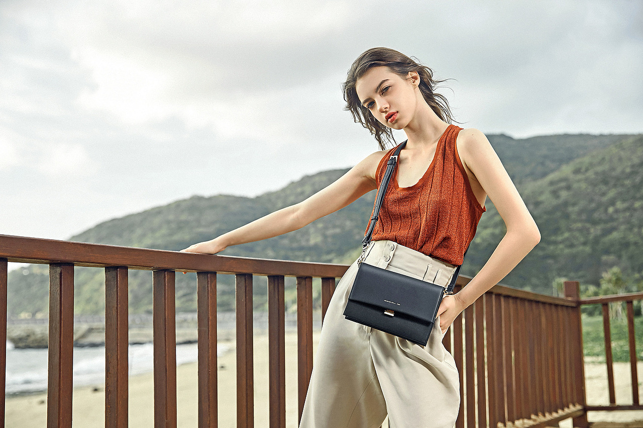 2019春夏稻草人女包形象片（圖ZMTU2NjM0NjEy） - 人像攝影 - 站酷設(shè)計(jì)師AlexPengWanYi原創(chuàng)素材 - 站酷ZCOOL