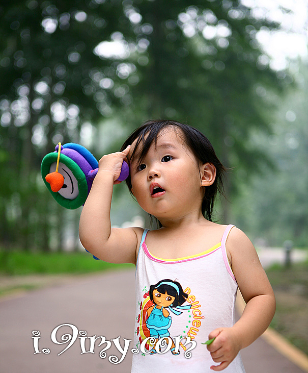  br>金儿有韩国小女孩儿的特点,单眼皮,胖乎乎的小脸蛋儿.