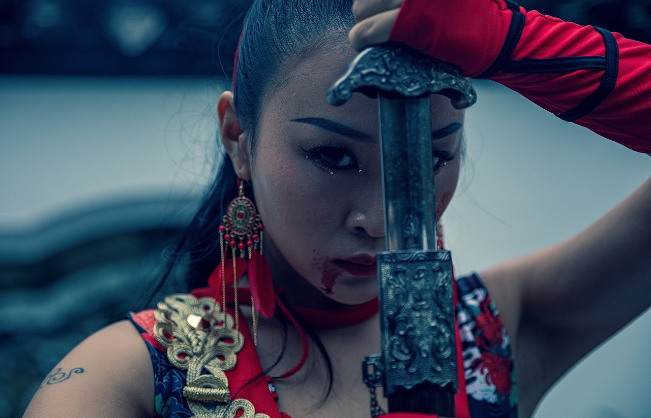 一匹黑马 丨 性感侠女